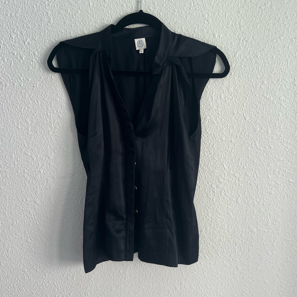 Black Shirt 
MB 
Size: Small